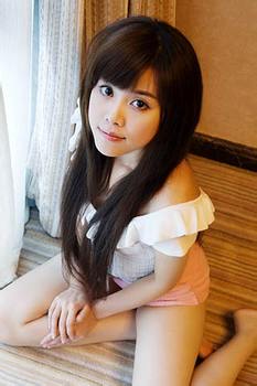 利发娱乐会员注册 液晶デジタルシステム第1事業部商品企画部の渥美忠道係長（右）　例えばBDソフトのディスクを挿入するだけでテレビの電源が立ち上がり